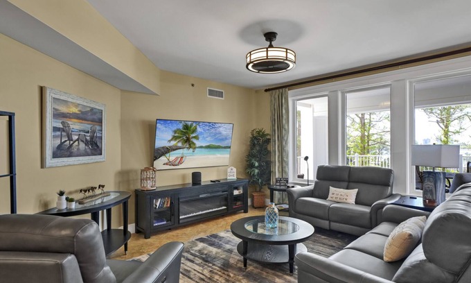 Baytowne Wharf Condominio | BAY VIEW! MARINA VIEW! RESORT POOL! HUGE 3/3 CONDO IN RESORT! MINUTES TO THE GULF!