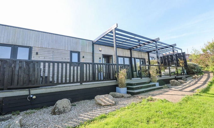 Portreath Cabaña | BAY VIEW, pet friendly, with pool in Portreath