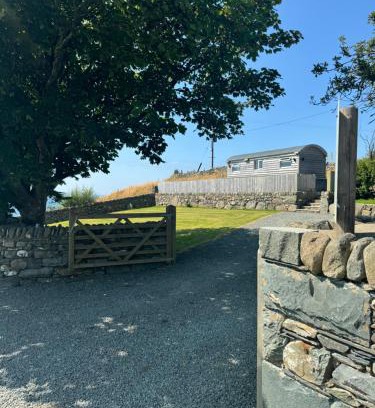 Llanfair Cabina | Bay View shepherds hut with hot tub