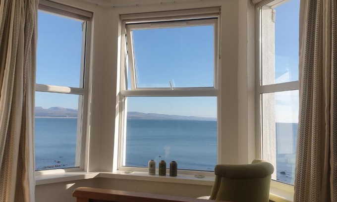 Criccieth Casa | Bay View, Sleeps 18, 7 Bedrooms, 7 Bathrooms, Seafront, Criccieth
