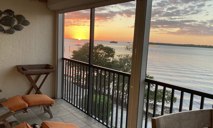 Punta Rassa Condominio | Bay View Tower #233 SPACIOUS 2 BED CONDO WITH SUNSET & BEACH VIEWS FROM PRIVATE LANAI