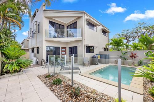 Urangan Apartamento | 'Bay View' with Pool and Rooftop Entertaining Area