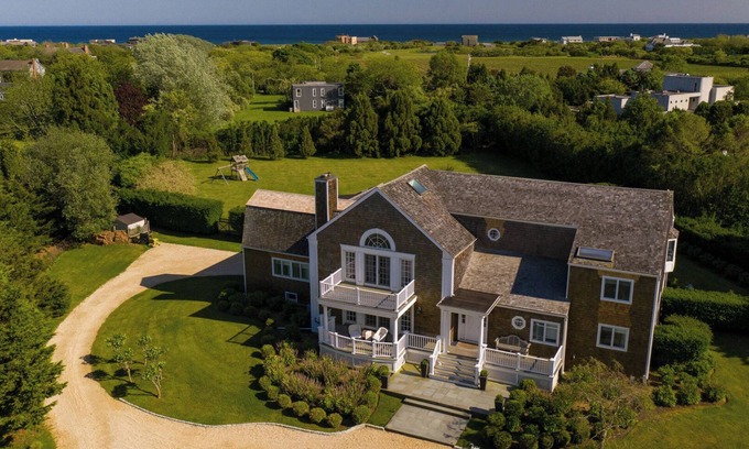 Sagaponack Casa | Bay Views, Well Landscaped Gardens, Close to Beach