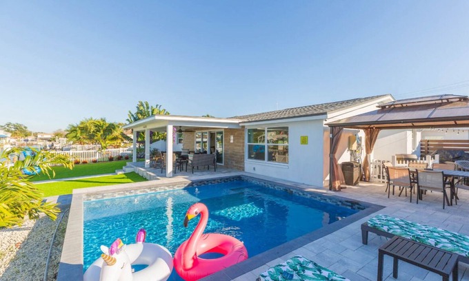 Bay Crest Park Casa | BayCrest Waterfront Pool Oasis Home in Tampa