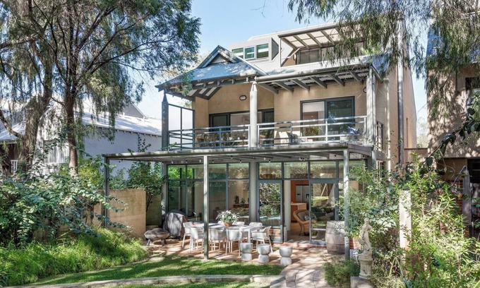 Broadwater Casa | Baydream Believer Lush Beachfront Resort Escape