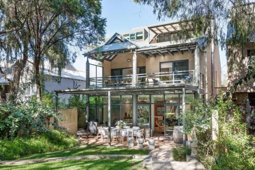 Broadwater Casa | Baydream Believer - Lush Beachfront Resort Escape