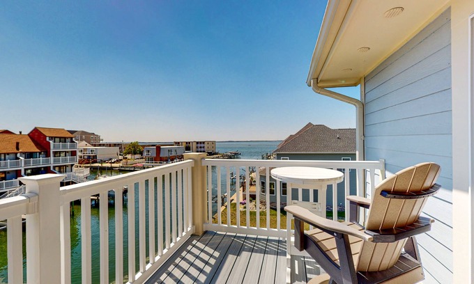 Heron Harbour Isle Condominio | Bayfront, 3rd-floor condo with great deck, sunset view, pool, piers & central AC