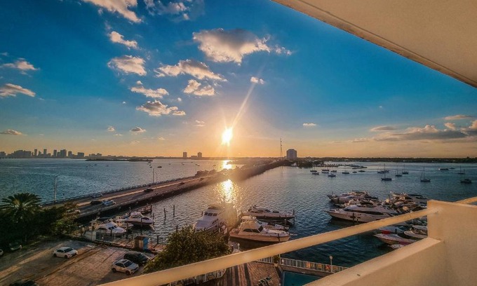 North Bay Village Apartamento | Bayfront Apartment Breathtaking Views- one bedroom w balcony- living room -Free Parking