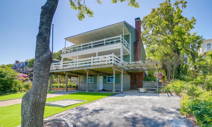 Plymouth Casa | Bayfront Home with Deck - 4 Mi to Downtown Plymouth!