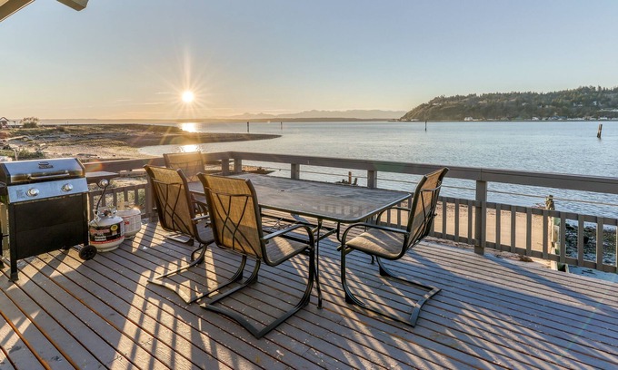 Clinton Casa | ¡NUEVO LISTADO! Casa frente a la bahía con vistas, cable, patio y chimenea de leña.
