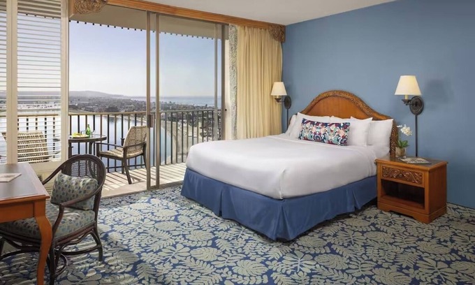 Crown Point Hotel | Bayfront King Room Escape | Catamaran Hotel & Spa Retreat