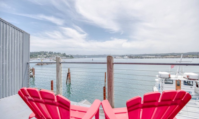Historic Bayfront Apartamento | Bayfront Studio Boasts Bay and Ocean View Spa Tub, Fireplace, and Private Deck!