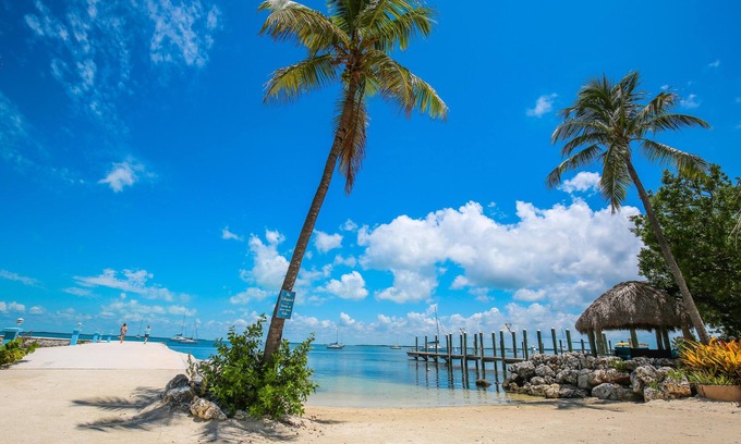 Key Largo Hotel | Casa frente a la bahía con vistas a la playa y aguas abiertas! Dockage y WIFI incluido!