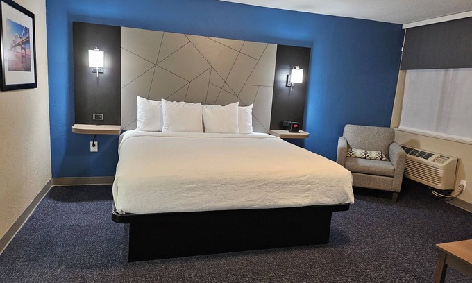 Quad Cities Hotel | Baymont by Wyndham Davenport