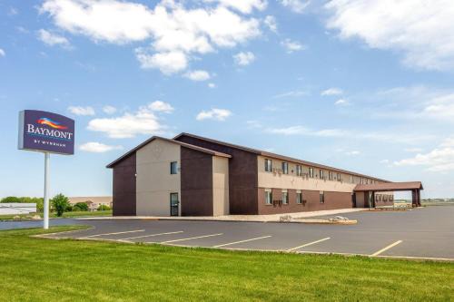 Oshkosh Hotel | Baymont by Wyndham Oshkosh Airport