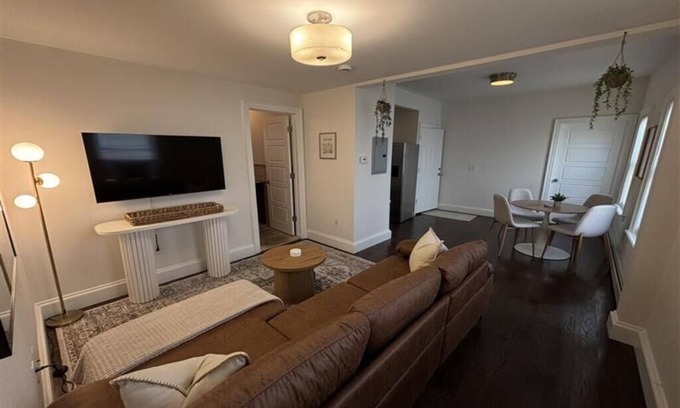 Bayonne Apartamento | Bayonne 2BR: 15 Min to NYC, Pets OK, Parking Available