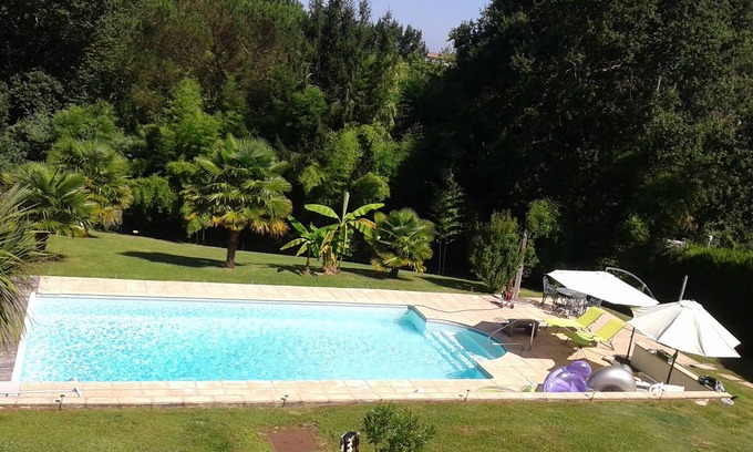 Bayonne Casa | Bayona calma y relajación junto a la piscina climatizada en una exuberante vegetación