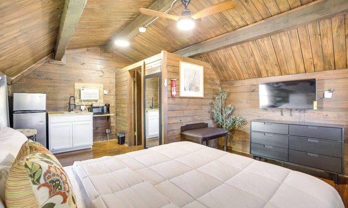 Crown Point Apartamento | Bayou Cabin w/ Heated Pool Access Near NOLA!