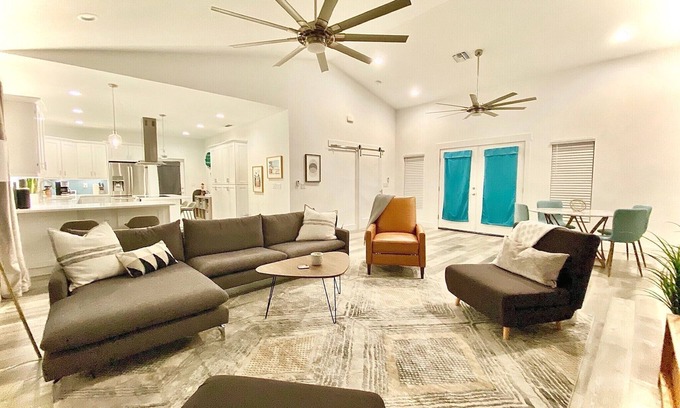 Laurel Casa | Bayshore Beach House - Walk to Nokomis Beach! Close to Siesta Key, Venice Beach