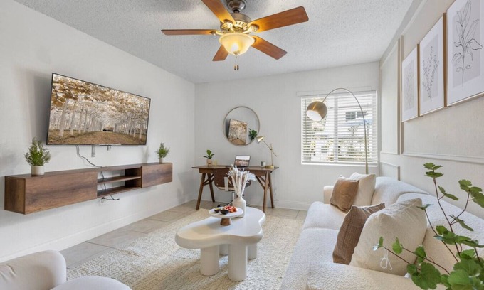 New Suburb Beautiful Apartamento | Bayshore Bliss | Pool, Gym & free Parking Included