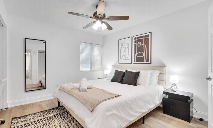 SoHo Apartamento | Bayshore Charm | Pool, Gym & Free Parking & more!
