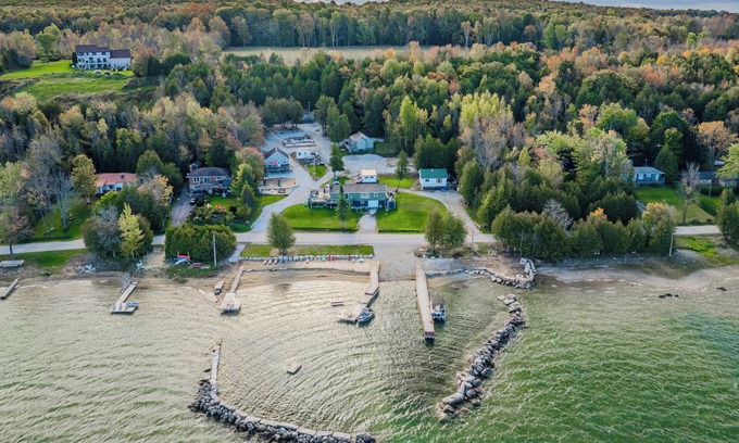 Wiarton Cabaña | Bayshore Cottages: The Hukilau