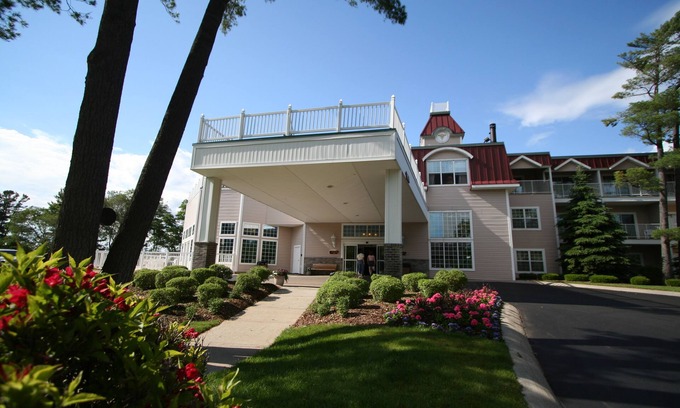 Traverse City Hotel | Bayshore Resort