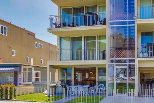 Mission Beach Casa | Bayside Gem - Beachfront - Vibrant - Ocean Breeze