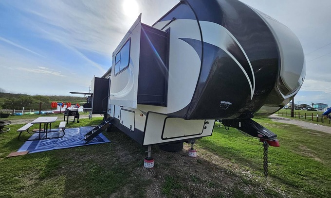 Port Bolivar Casa | Bayside Serenity – Sprinter 5th Wheel - Sleeps 4