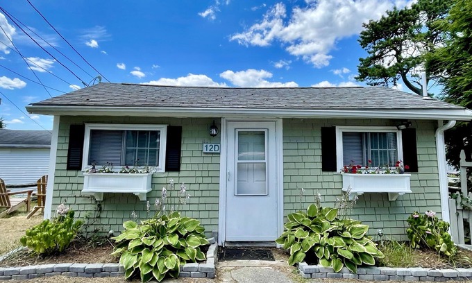 Buzzards Bay Cabaña | Bayside studio cottage on Buttermilk Bay, steps to the private sandy beach.