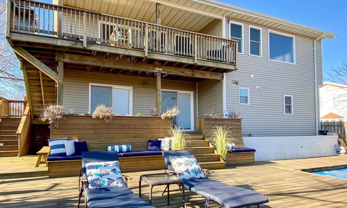Keansburg Casa | Bayview Getaway with Hot Tub & NYC Skyline View | 2 Min Walk to Beach