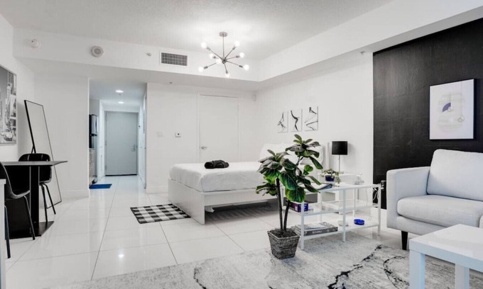 Edgewater Condominio | Bayview Grand Studio Apt w/Private Balcony