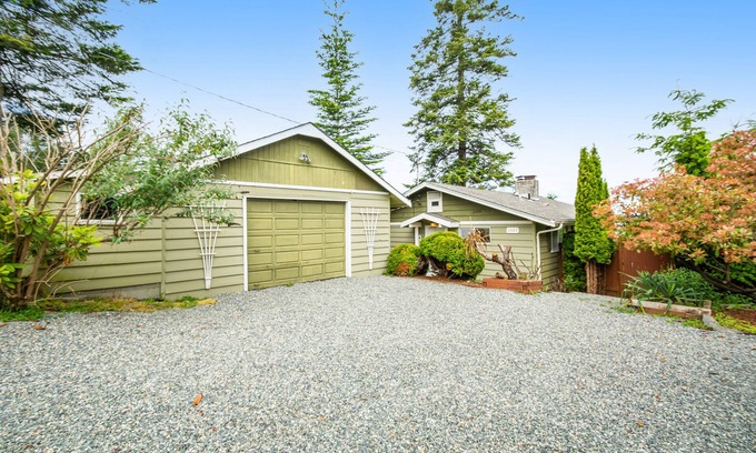 Blaine Casa | Bayview home near the border with a washer/dryer & deck - dogs welcome