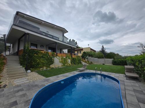 Banska Bystrica Apartamento | BB Central Apartment with pool and garden