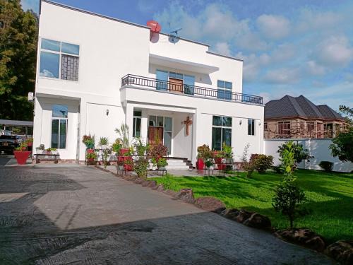 Moshi Casa | BBB- White House