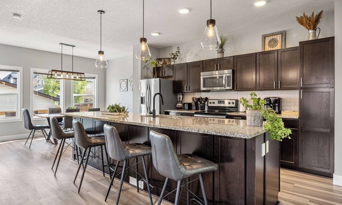 Evanston Casa | BBQ Central A/C Patio Fully Stocked Gourmet Kitchen Zero Rug