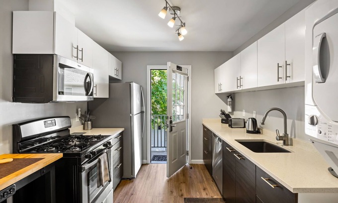 Buckhead Apartamento | (BC1bB) Enjoy a Full Kitchen in an Affordable Condo near Peachtree Street