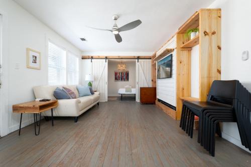 Jacksonville Beach Apartamento | Be a Nomad - Charming bch cottage - 3 blks to bch