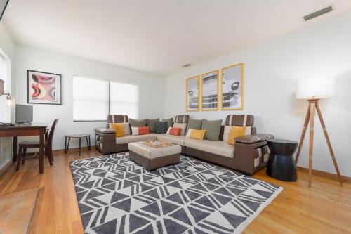Lakewood Casa | Be A Nomad - Cozy 3BR w Big Yard & Parking