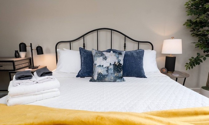 Riverside Apartamento | Be A Nomad | Newly renovated 1br apartment