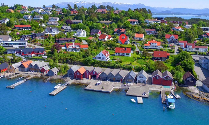 Stord Casa | Be enchanted by the magnificent view of the fjord in this vacation home.