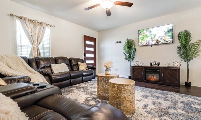 San Antonio Casa | Be our GUEST! Beautiful home for you to ENJOY!