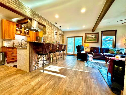Port Washington Apartamento | Be Still & Know, Fireplace, Firetable, Walk to Port