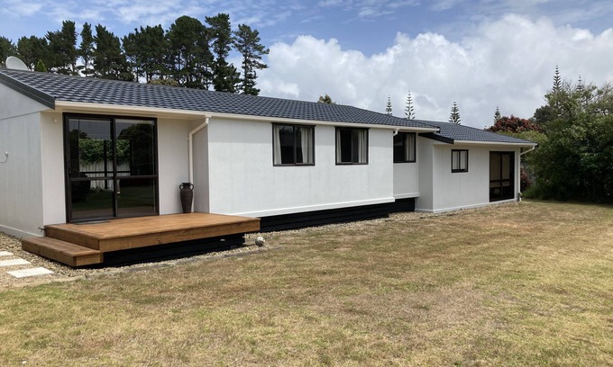 Matarangi Casa | Beach A 5 Minute Walk Away!