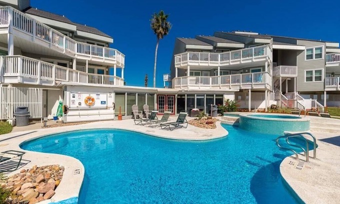 Port Aransas Condominio | Beach access, community heated pool & hot tub! Pet friendly!
