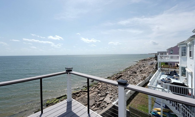 Fox Hill - Grandview Casa | BEACH ACCESS LUX ISLAND PROPERTY - FAMILY GAME ROOM - 15 MIN WALK TO THE BEACH