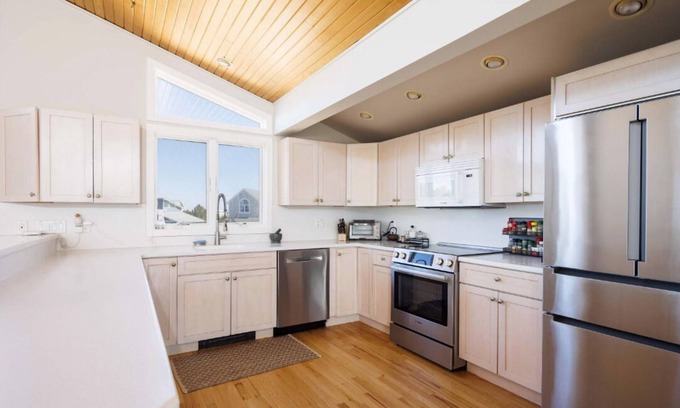 West Hampton Dunes Casa | Beach access. Amazing bay view. Heated pool. Huge decks. Cul de sac Pickleball!