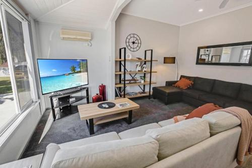 Lakes Entrance Casa | Beach and Lakes Cottage A