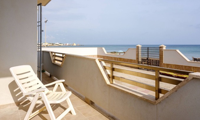 Casalabate Apartamento | Apartamento de playa Casa Vacanza Maria con vistas al mar y balcón