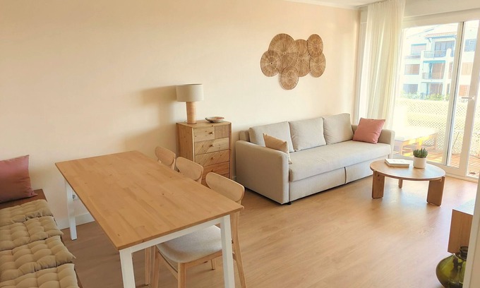 El Roc de Sant Gaieta Apartamento | Beach Apartment with Parking and AC